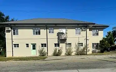 2/1 upstairs apartment in Winter Haven