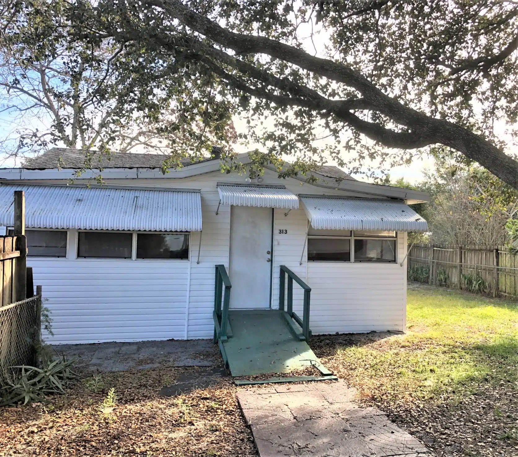 2/1 Auburndale home