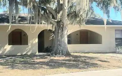 2/2 duplex apartment off Lake Ariana in Auburndale