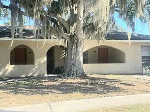 2/2 duplex apartment off Lake Ariana in Auburndale